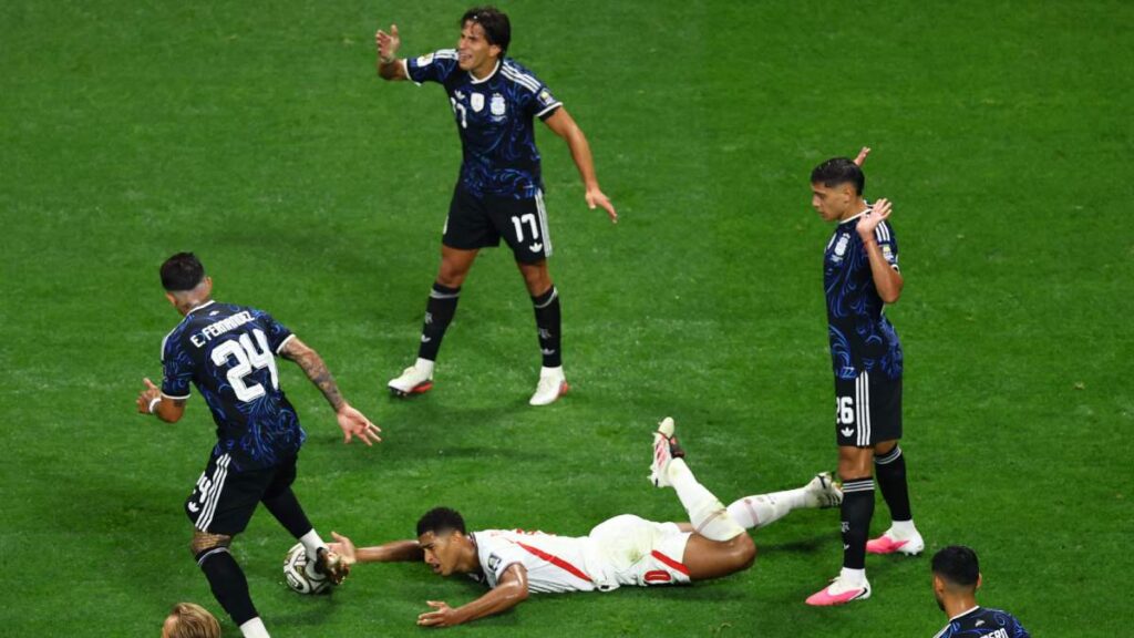 Inglaterra vs Argentina arranca con 19 faltas y tensión