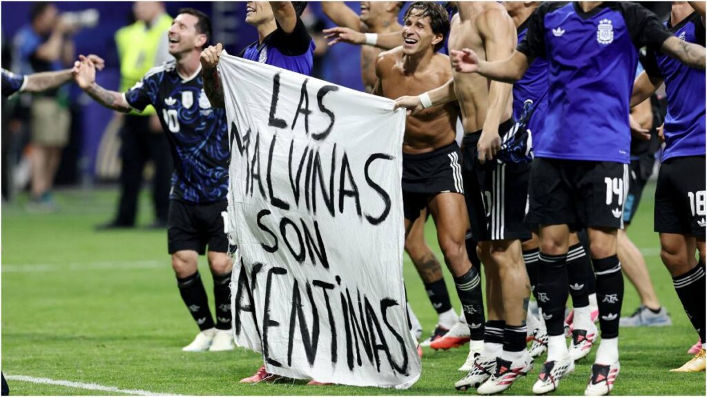 Jugadores argentinos provocan debate al mostrar bandera de Malvinas.