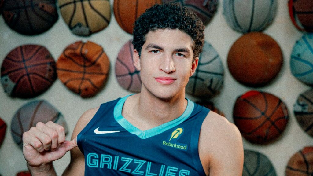El jugador de los Memphis Grizzlies, Karim López (#35), posa para un retrato durante la sesión fotográfica de novatos de la NBA 2026 en UNLV, el pasado 15 de julio de 2026.