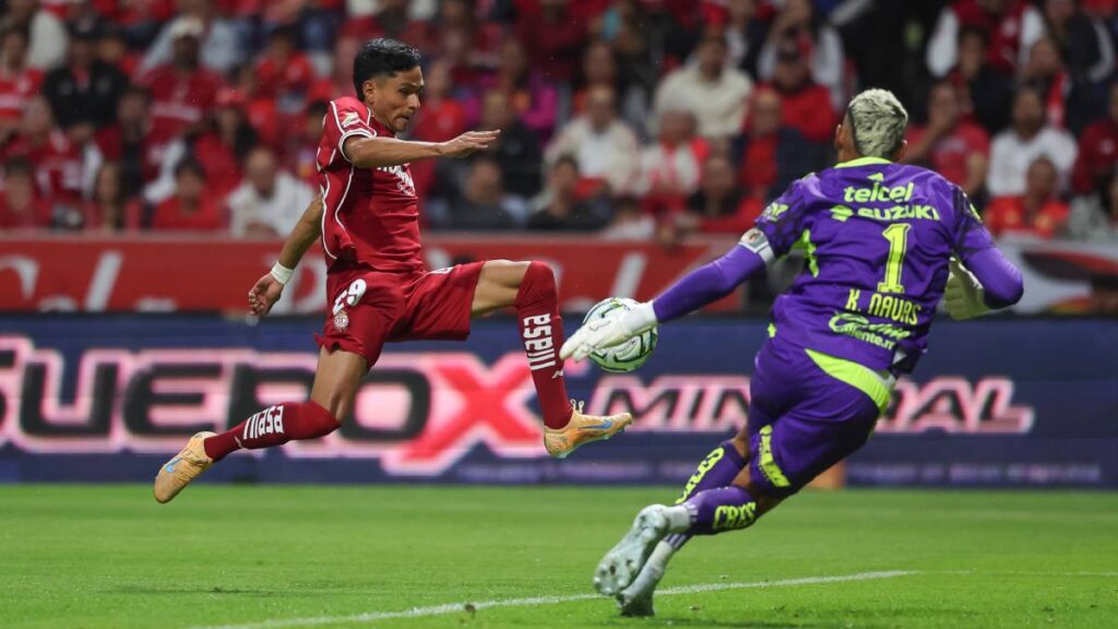 Keylor Navas falla ante Toluca y compromete a Pumas.