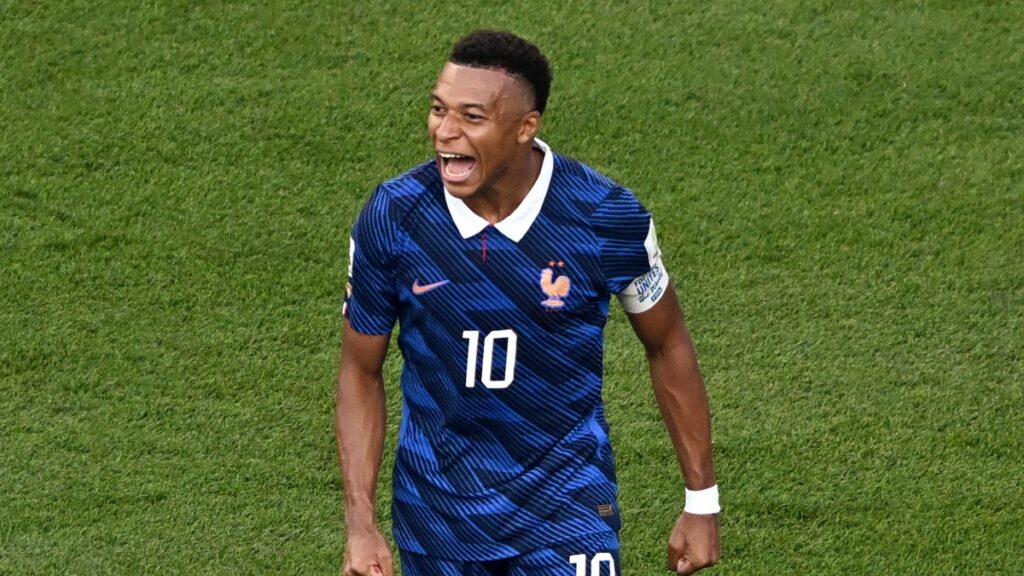 Kylian Mbappe festejando ante Paraguay