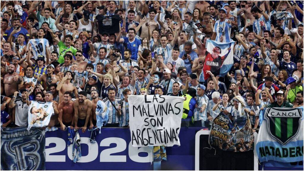 La bandera desplegada recuerda la histórica disputa por las Malvinas.