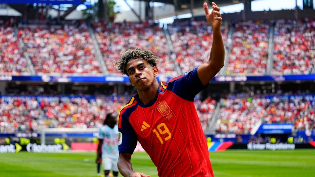 Lamine Yamal durante el partido contra Bélgica