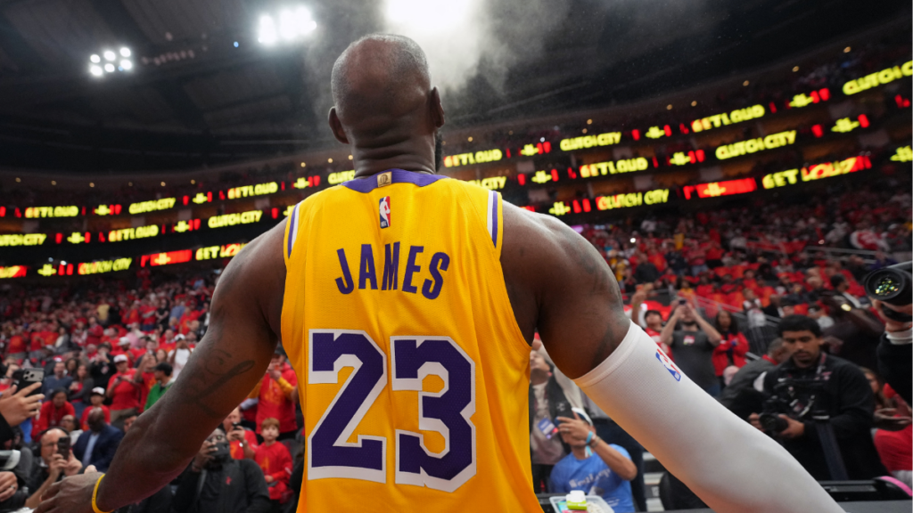 Lebron James vistiendo el uniforme de Lakers