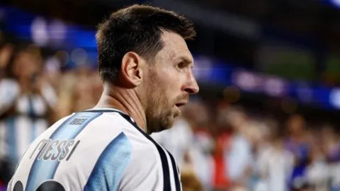 Joe Cole provoca a Lionel Messi previo a la semifinal entre Inglaterra y Argentina