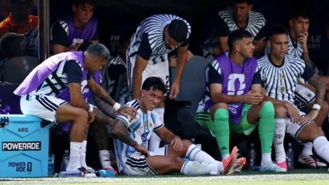 España vs Argentina, en vivo: Lisandro Martínez sale lesionado antes del descanso