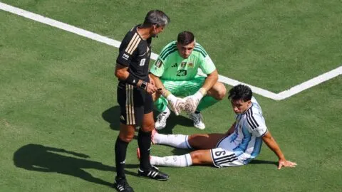 Lisandro Martínez se lesiona en la final del Mundial y abandona el partido ante España
