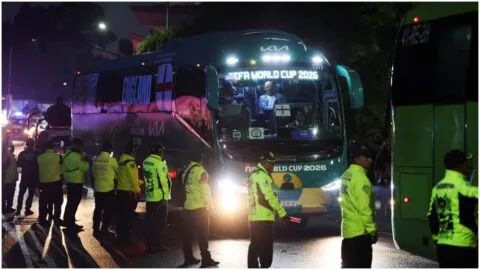 ¡La afición de México juega su partido! Serenata y fuegos artificiales en el hotel de concentración de Inglaterra