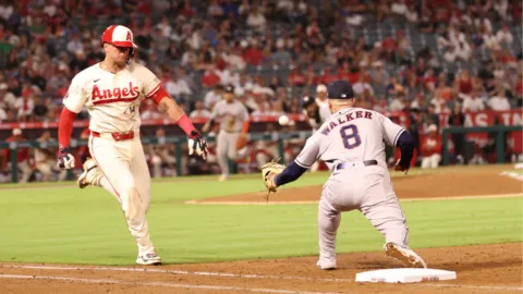 Angels envían a Logan O'Hoppe a Rangers por el prospecto Ángel Arredondo