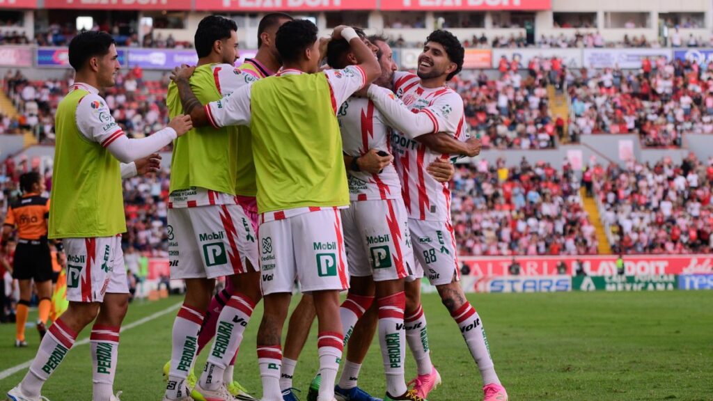 Los jugadores de Necaxa en festejo de gol