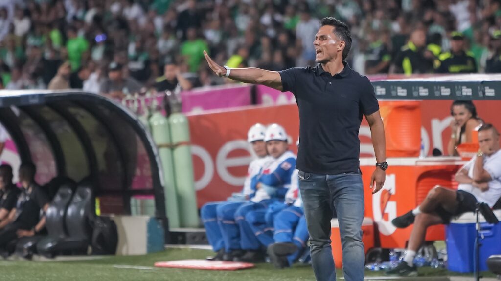 Lucas González dando indicaciones