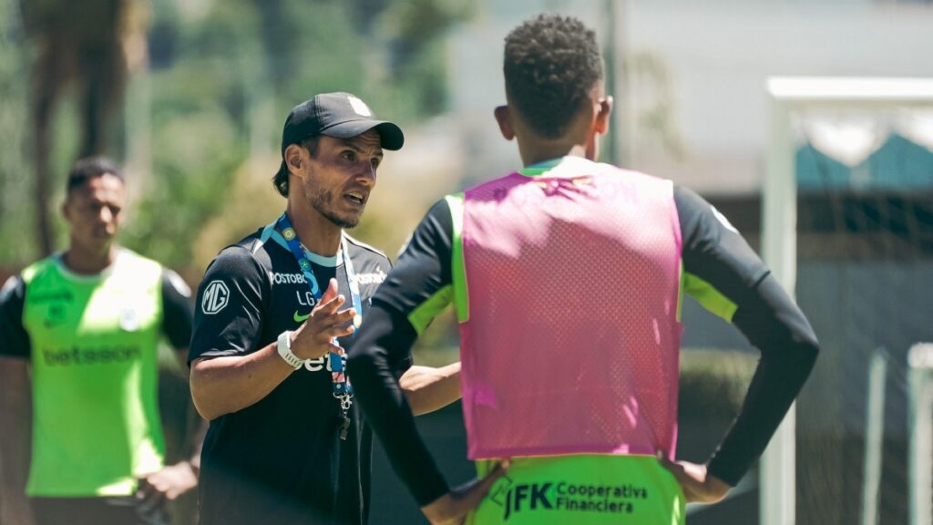 Lucas González dirigiendo el entrenamiento en Atlético Nacional