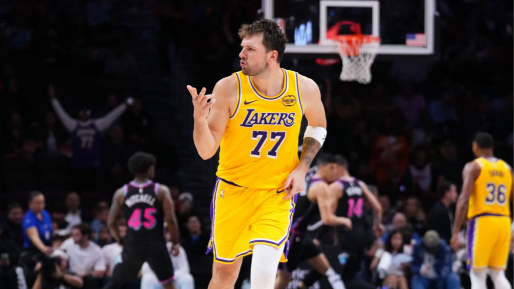 Luka Doncic celebrando anotar puntos con los Lakers