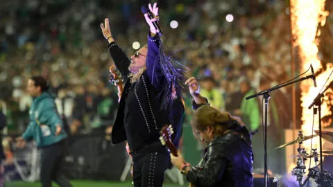 Maná hace vibrar el Estadio Azteca: “El Rey” levanta a la afición mexicana