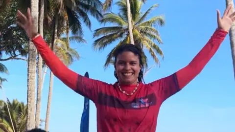 ¡Margarita Conde descresta! Oro para Colombia en el surf de Santo Domingo 2026