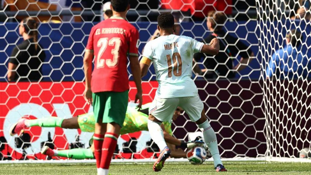 Bono tapa el penalti de Mbappé