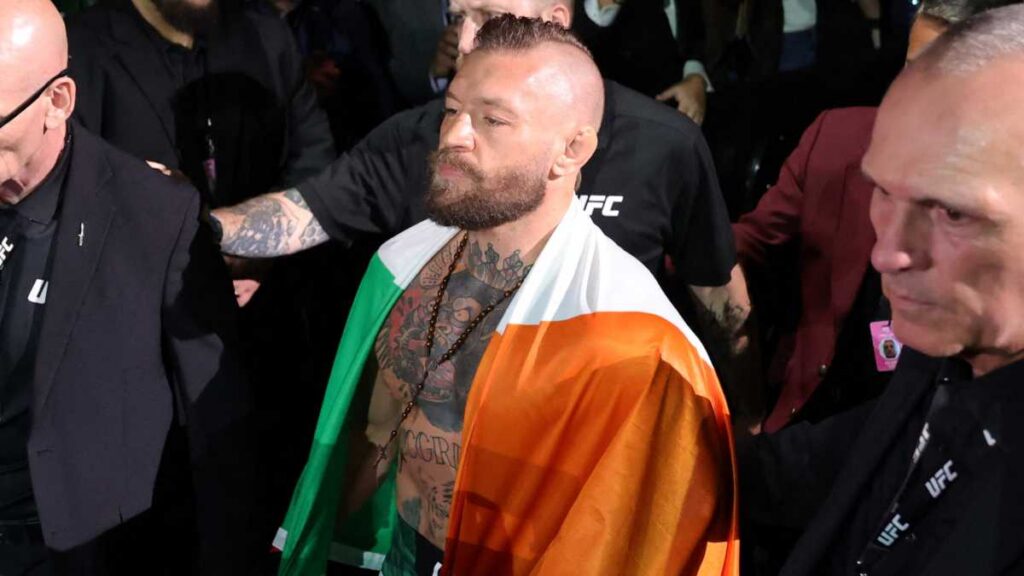 Conor McGregor sufre lesión en la rodilla, lo que le termina costando la derrota ante Max Holloway