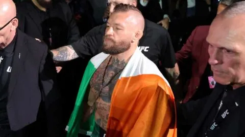 ¡Shock en UFC 329! McGregor sufre lesión en segundos y pierde ante Max Holloway