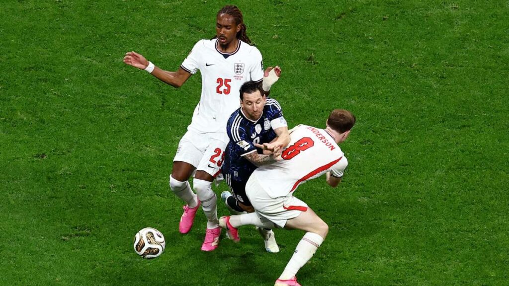 Inglaterra vs Argentina arranca con 19 faltas y tensión