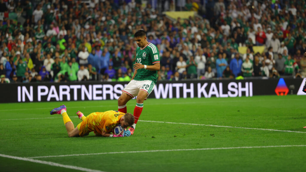 México cae ante Inglaterra, pero el espíritu del equipo y la afición permanece.