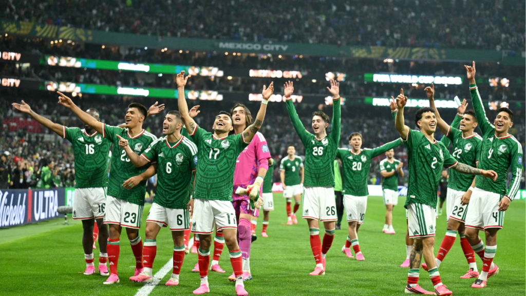Jugadores mexicanos celebrando el pase a octavos de final en el Mundial
