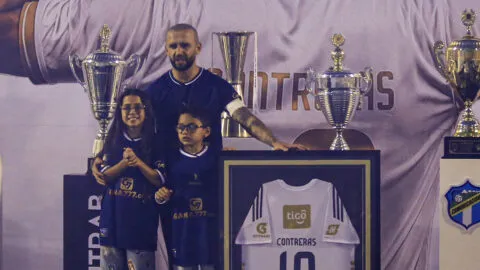 'Moyo' Contreras cerró su carrera con una emotiva despedida en Comunicaciones