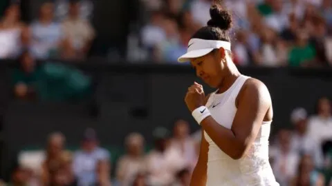 Naomi Osaka da la sorpresa al eliminar a la número uno del mundo Aryna Sabalenka en Wimbledon