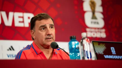 Néstor Lorenzo estudia y es precavido con Suiza: "Será un gran partido"