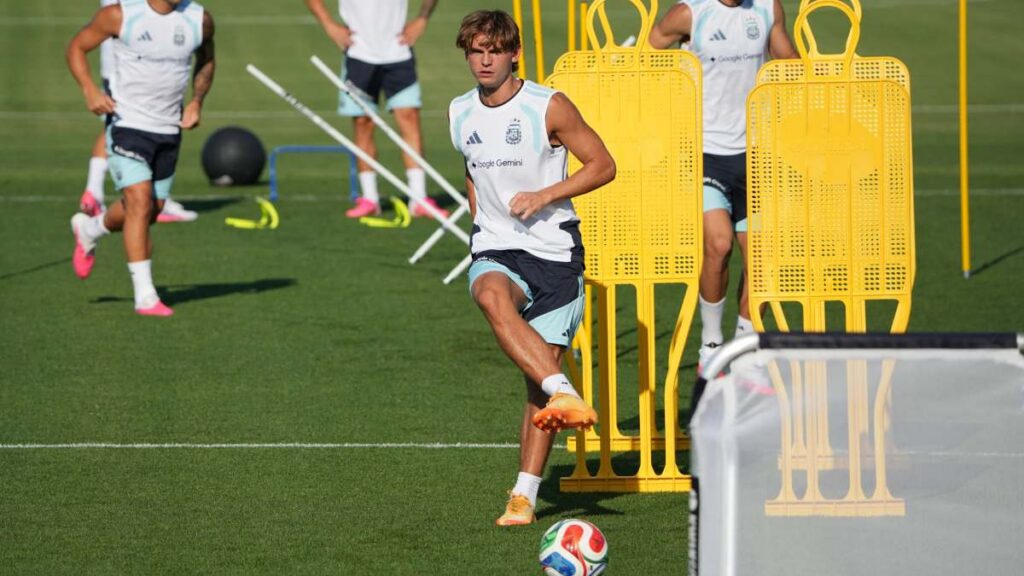 Nico Paz en un entrenamiento de Argentina