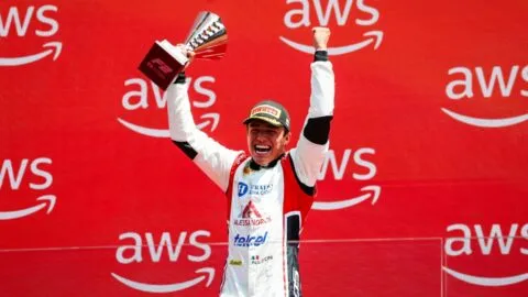 Noel León hace historia en Hungría con su primera victoria en una carrera principal de F2