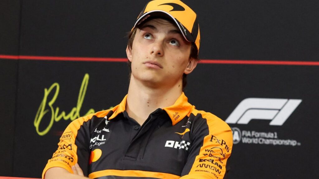 Oscar Piastri perdió el liderato del GP de Hungría por un incidente con Carlos Sainz. Norris se llevó la victoria para McLaren.
