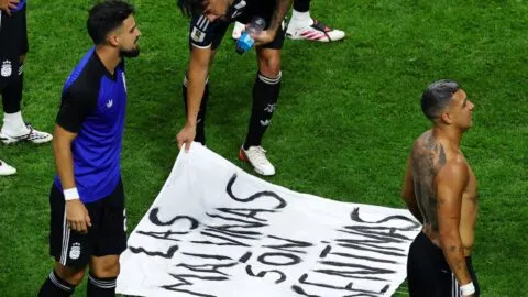 ¿Sancionarán a los jugadores de Argentina por mostrar pancarta sobre las Malvinas?