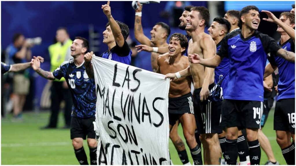 La FIFA publicó días atrás que su comité disciplinario analiza una posible sanción contra la selección argentina por su pancarta con tintes políticos | Reuters