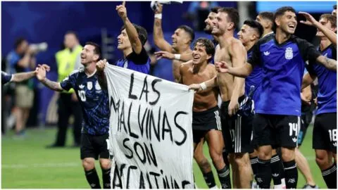 La fría respuesta de Lionel Scaloni ante la polémica pancarta de Argentina alusiva a las Islas Malvinas