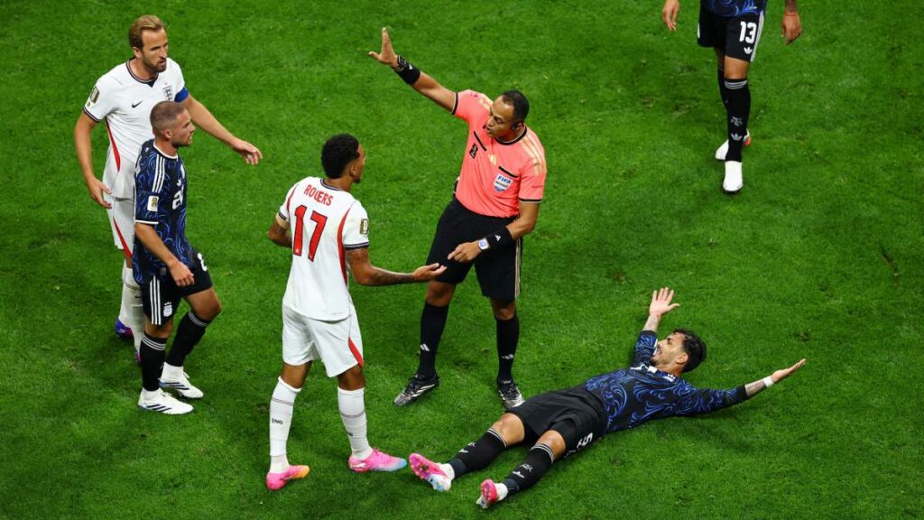 Inglaterra vs Argentina arranca con 19 faltas y tensión