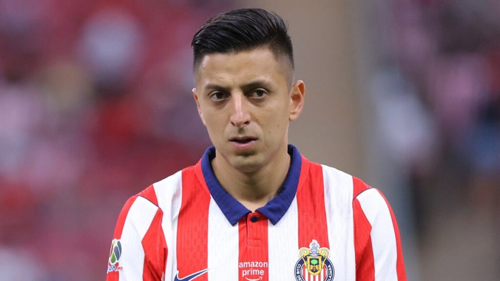 Roberto Alvarado mantiene la mira en el título pendiente con Chivas