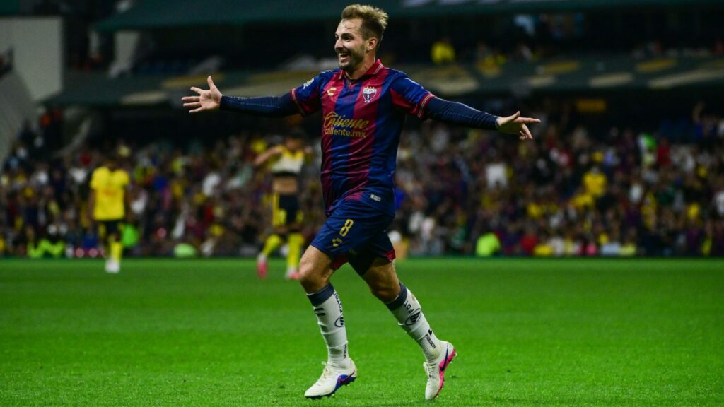 Pizzuto en festejo de gol