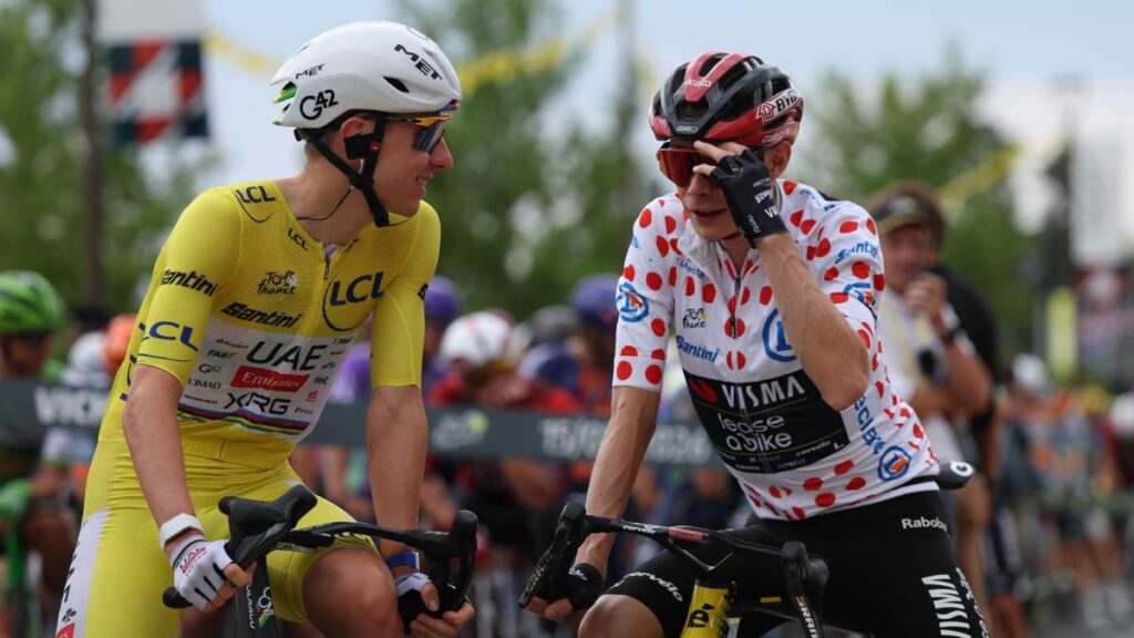 Tadej Pogacar viste el maillot amarillo junto a Jonas Vingegaard