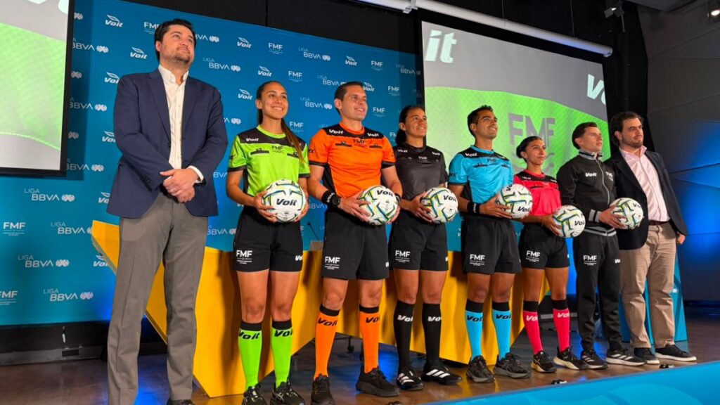 Los árbitros también presentaron sus uniformes