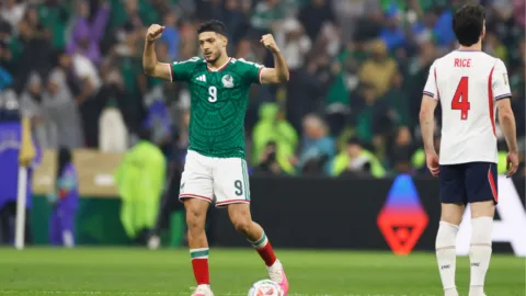 Raúl Jiménez es recibido como héroe en Cancún tras el fin del sueño mundialista de México