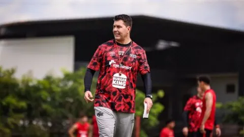 Ismael Rescalvo tropieza en su estreno en Alajuelense: el gran respaldo de los jugadores