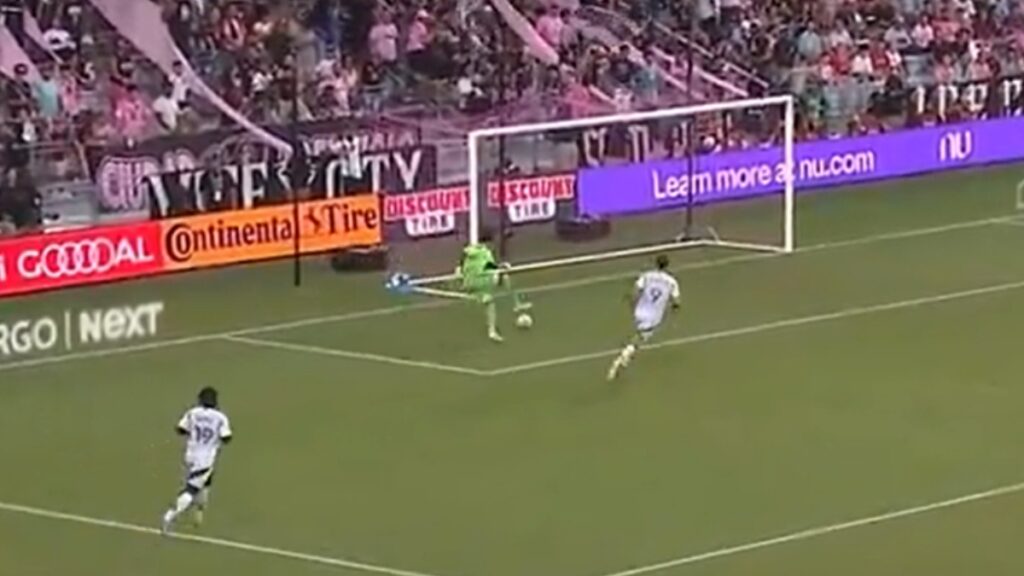 ¡Tremendo error! Rocco Ríos Novo falla ante la presión de Lewandowski y regala el primer gol