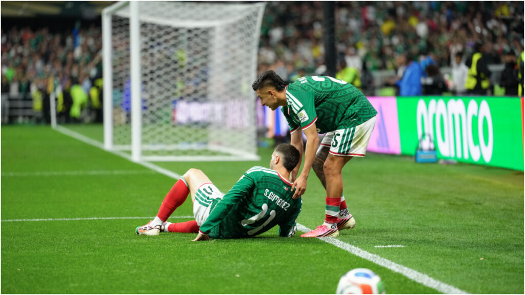 Roberto Alvarado asiste a Santi Gimenez.