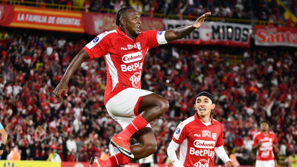 Hugo Rodallega celebrando su gol con Santa Fe ante Caracas