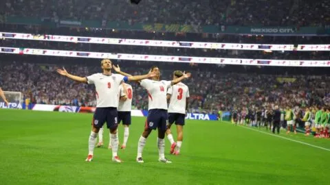 Inglaterra deja atrás el recuerdo de Maradona y recupera la sonrisa 40 años después en el Estadio Azteca