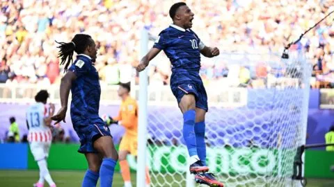 ¡Siempre Mbappé! Francia tumba el muro de Paraguay tras una genialidad de Doué y un penalti del capitán