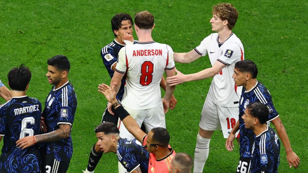 Inglaterra vs Argentina arranca con 19 faltas y tensión