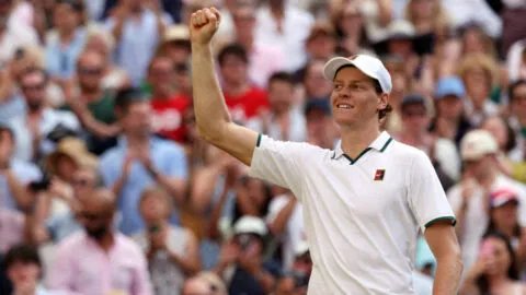 ¡Quiere el bicampeonato! Jannik Sinner supera a Djokovic y regresa a la final de Wimbledon