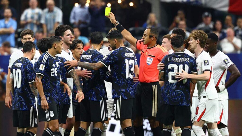 Inglaterra vs Argentina arranca con 19 faltas y tensión