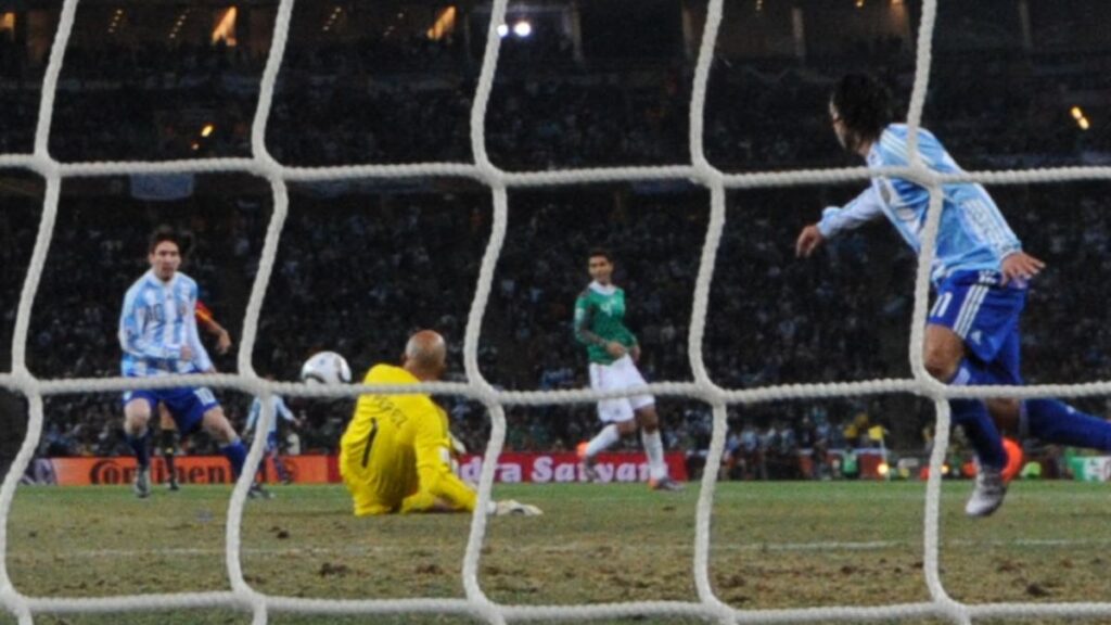 El polémico gol de Carlos Tevez en 2010